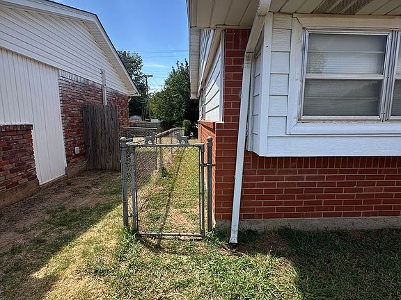 4th image of 1101 Hampton Dr