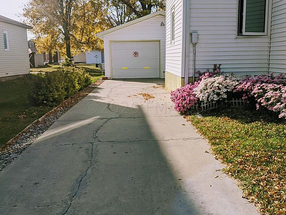 3rd image of 211 2nd St SE