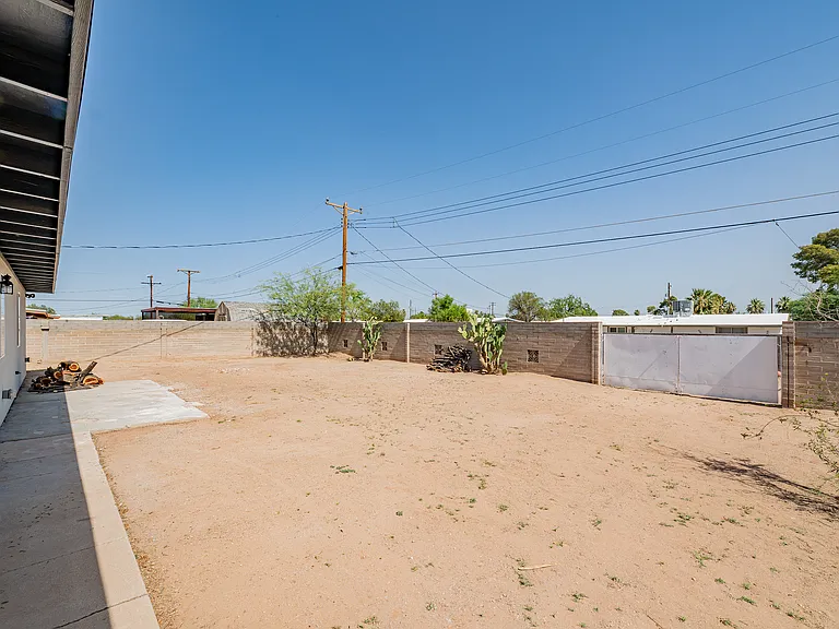 1117 E Illinois St — Photo 25