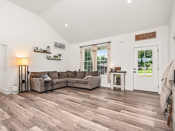 4th image of 425 Royal Dr