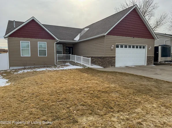 648 13th St E, Dickinson, ND 58601
