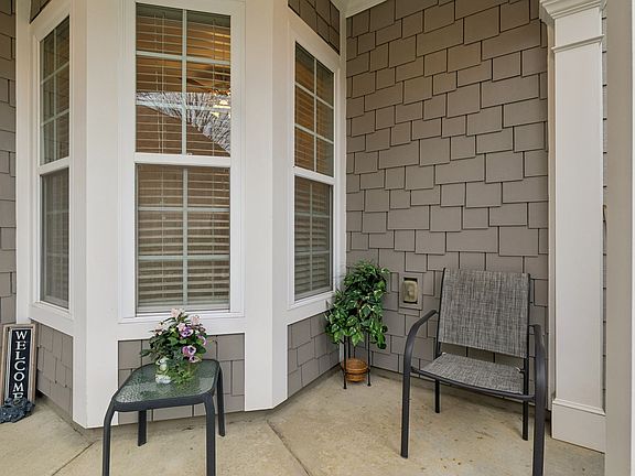 3rd image of 176 Old Towne Dr