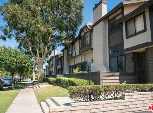 19230 Wyandotte St, Reseda, CA 91335