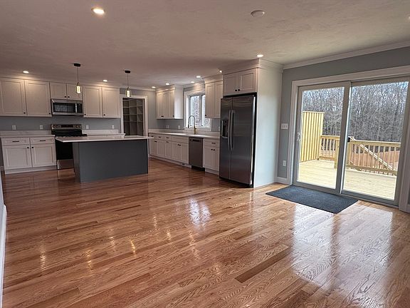 5th image of 191 E Spring St