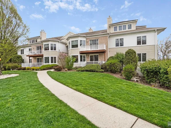 89 Turnberry Rd, Little Falls, NJ 07424