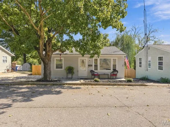 1307 S 3rd St, De Soto, MO 63020