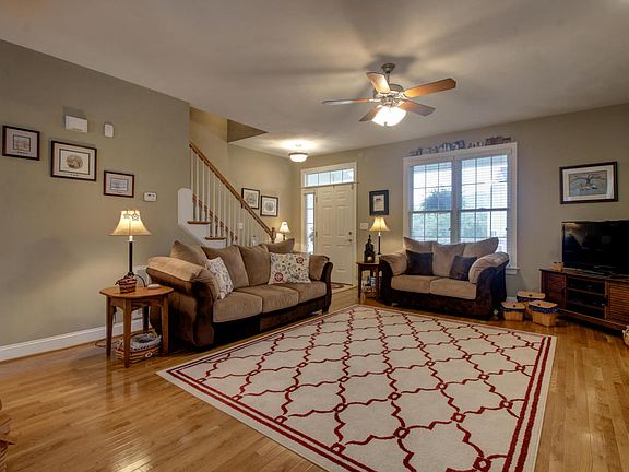 4th image of 807 Sumpter Pl
