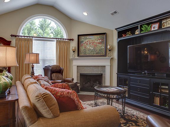 2nd image of 682 Wilshire Way