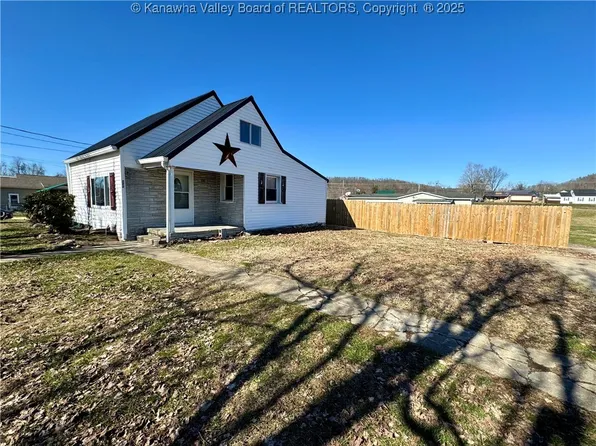 222 W Chestnut St, Eleanor, WV 25070
