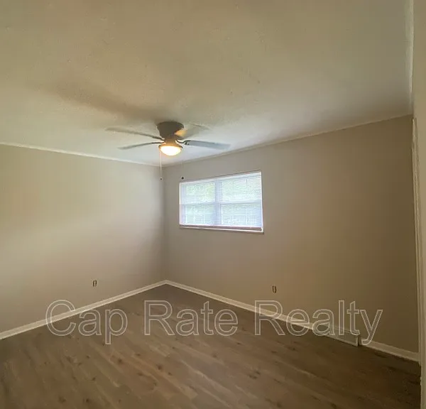 1226 Parkview Dr — Photo 8