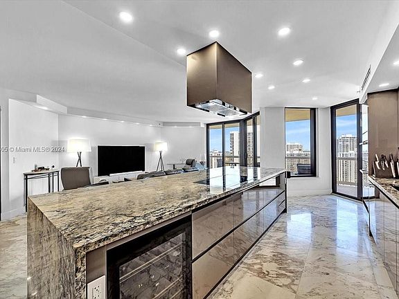 5th image of 20191 E Country Club Dr APT 2403