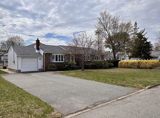 35 Garden Pl, Pompton Plains, NJ 07444