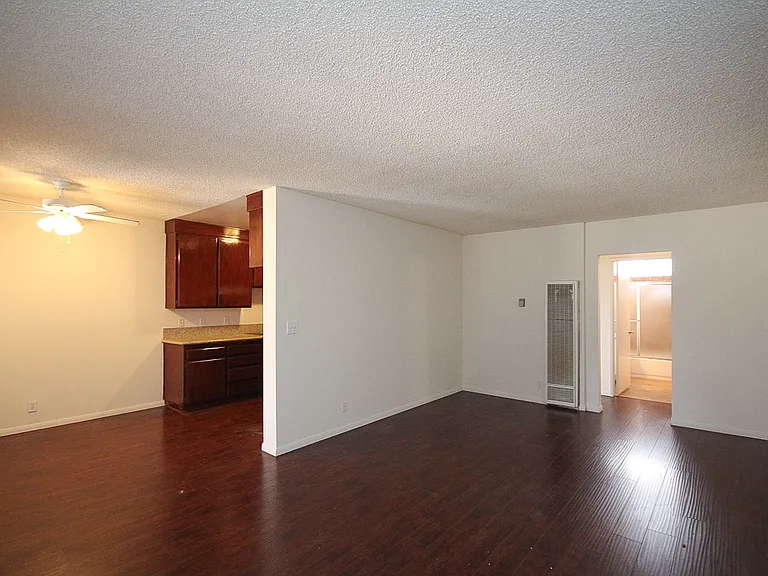 3010 Montrose Ave #28 — Photo 8
