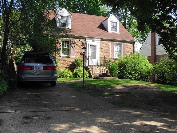 parking for 4 or 5 cars