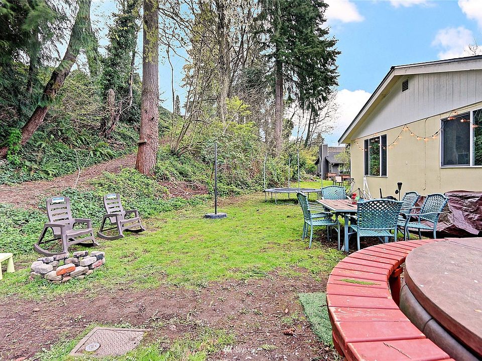 1st image of 275 SE Croston Ln