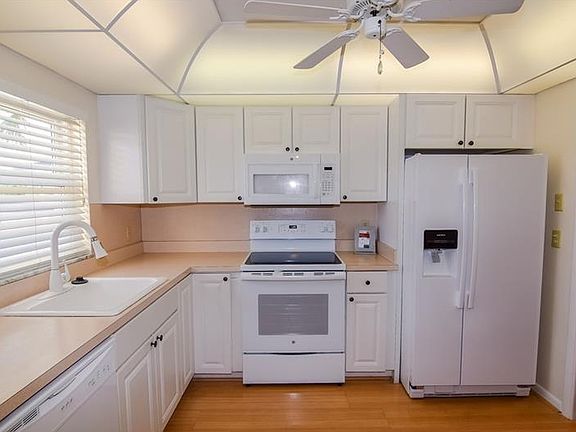 4th image of 4550 Cove Cir APT 203