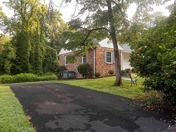 2nd image of 1208 Amesbury Ln