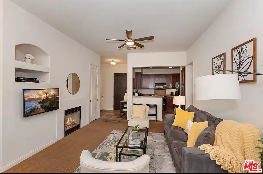 2 bed, 2.0 bath, 1307 sqft, $3,000 — Photo 3