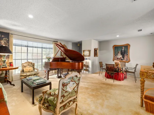 1297 Roaring Springs Rd, Fort Worth, TX 76114