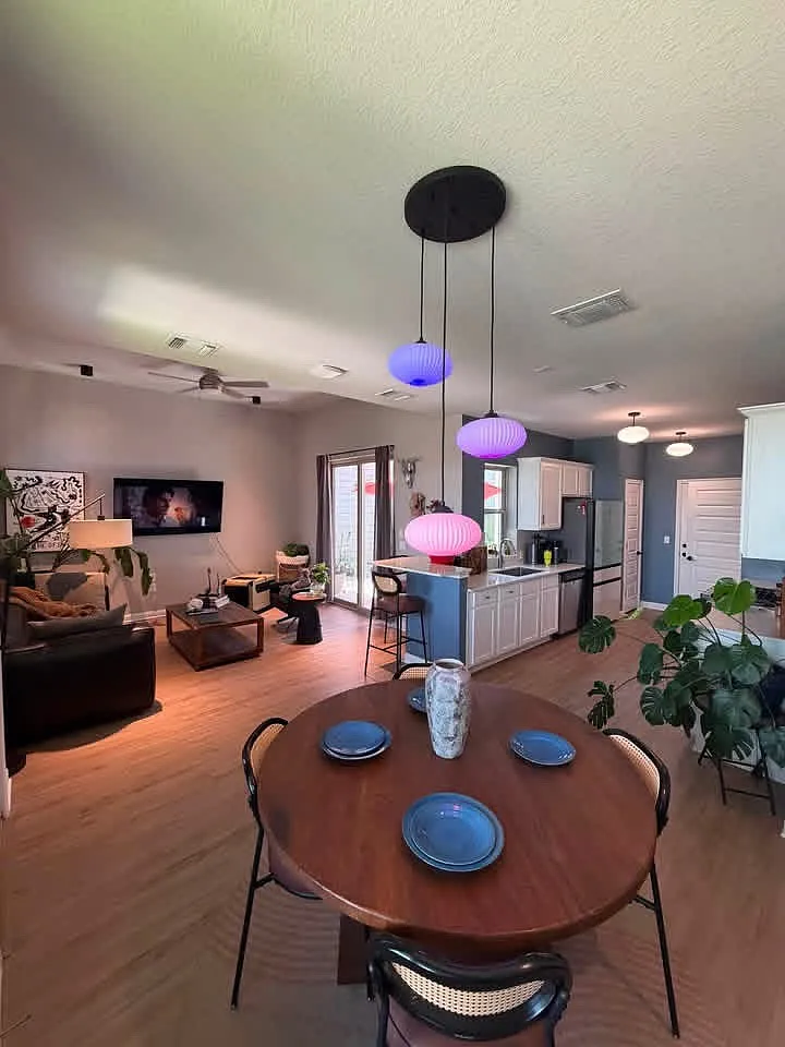 3 bed, 2.5 bath, 1380 sqft, $2,400 — Photo 4