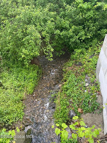 3rd image of 5 White Creek Road