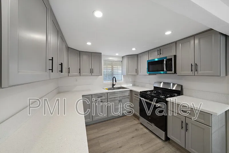 2 bed, 1.0 bath, 700 sqft, $2,200 — Photo 3