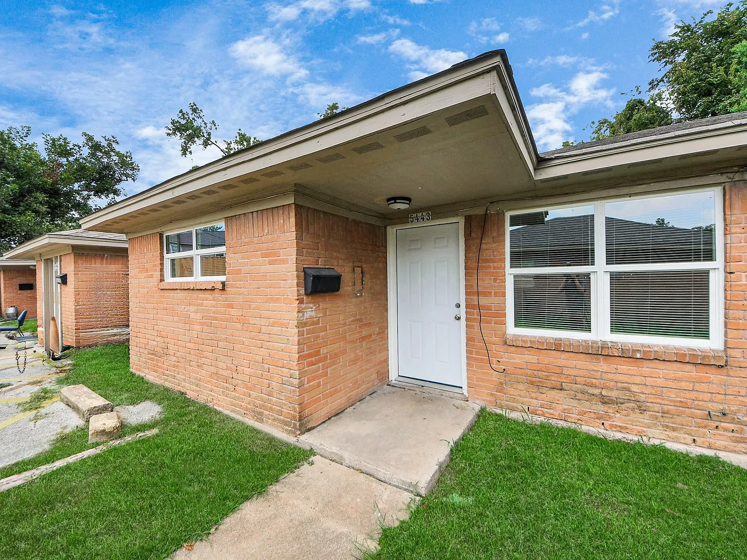 2 bed, 1.0 bath, 1634 sqft, $950 — Photo 2