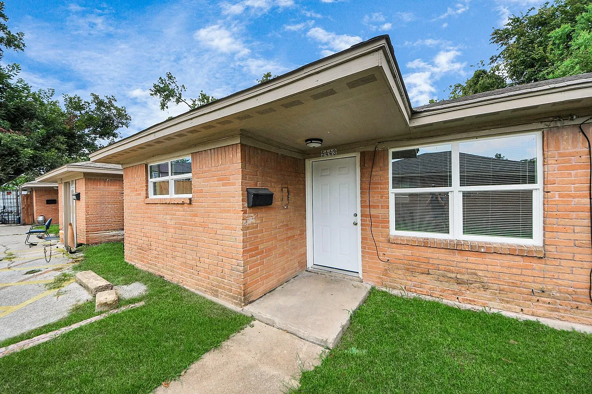 Building Photo - 5441 Minden St #20