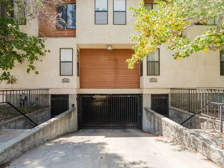 914 E Elk Ave #3 — Photo 3
