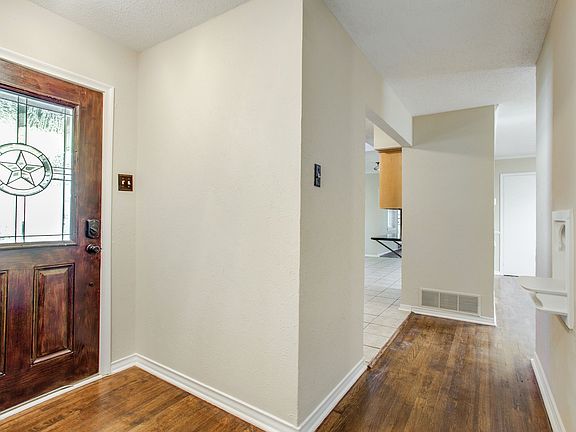 4th image of 728 Scottsdale Dr