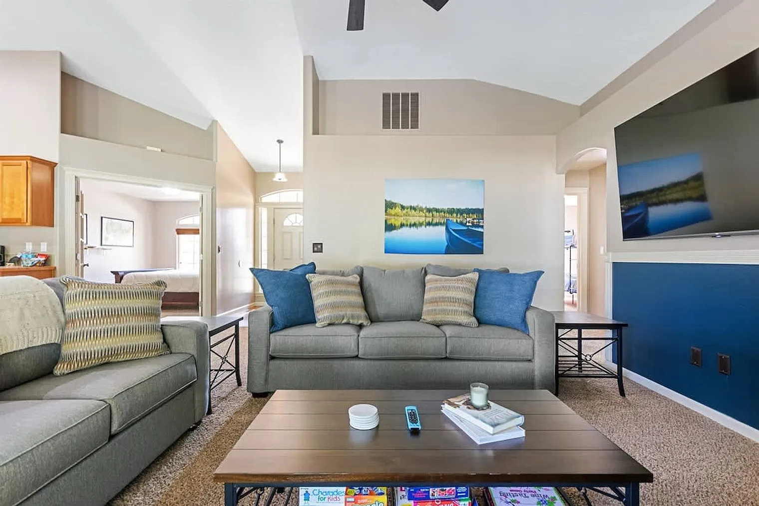 6 bed, 2.0 bath, 2992 sqft, $9,100 — Photo 2