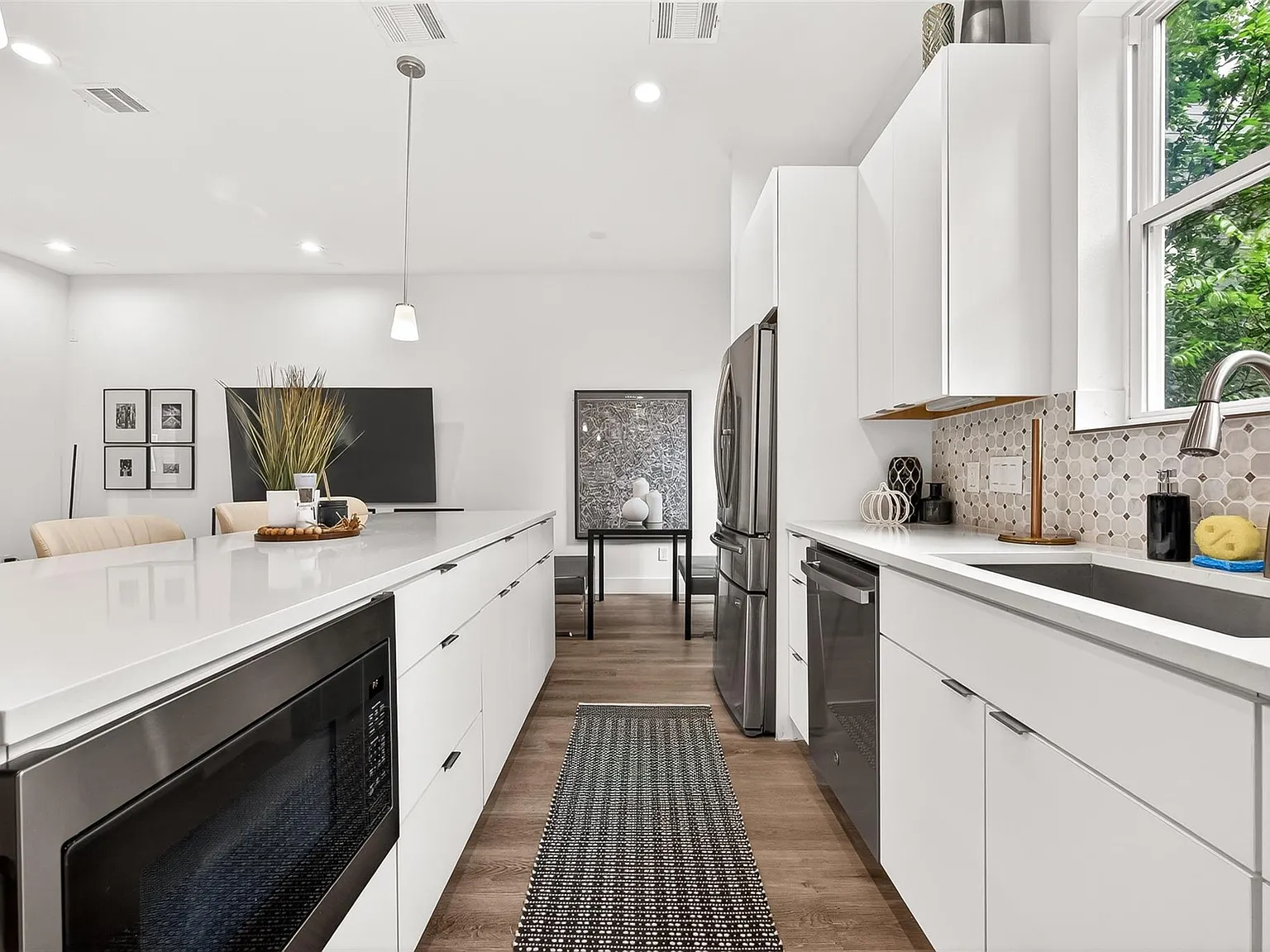 3 bed, 3.5 bath, 2401 sqft, $3,100 — Photo 4
