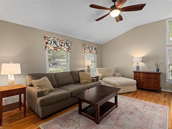 4th image of 714 Old Barn Cir