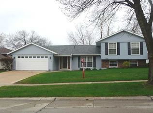 311 Stone Hedge Dr NW, Cedar Rapids, IA 52405