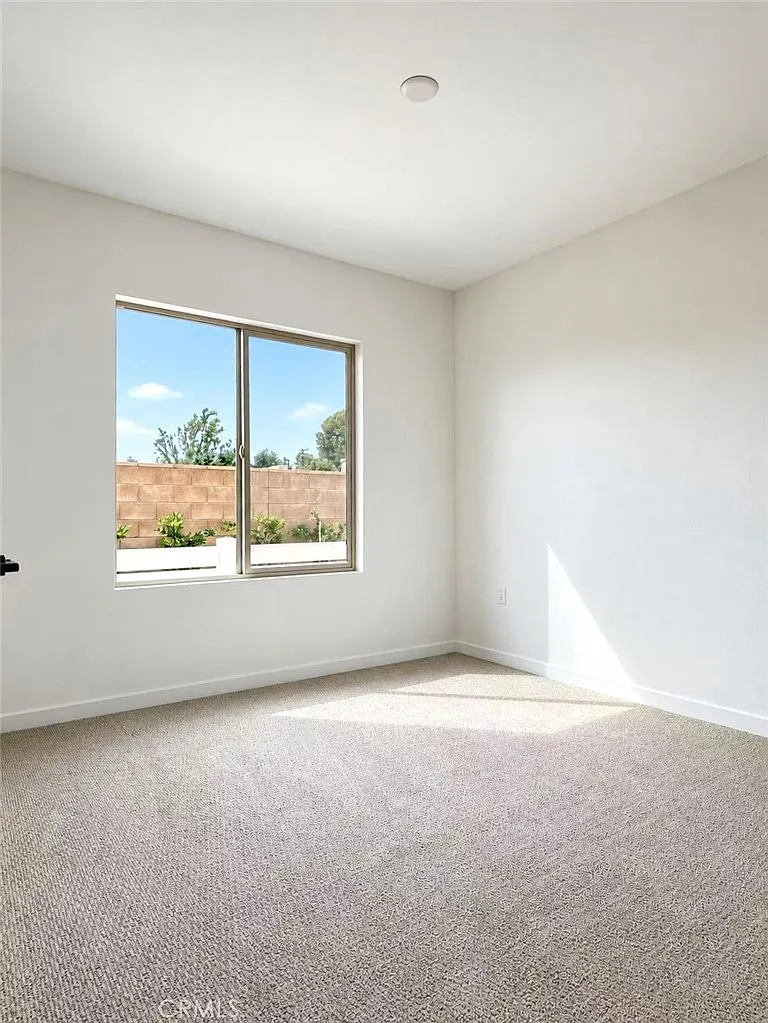 4 bed, 1729 sqft, $4,200 — Photo 3