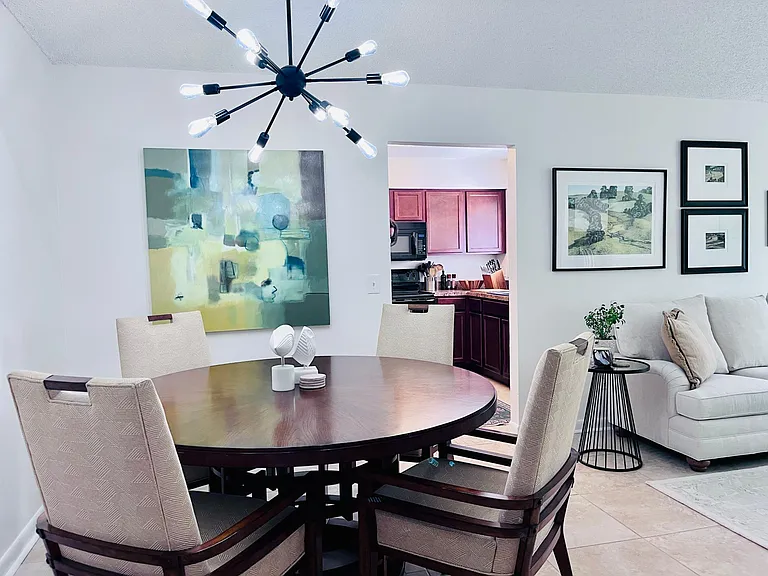 *Home is unfurnished*
*Prior tenant's furnishings*