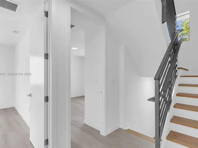 3204 Plaza St — Photo 8