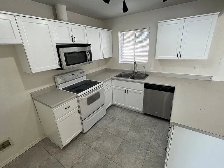 1621 Ash Ave — Photo 7