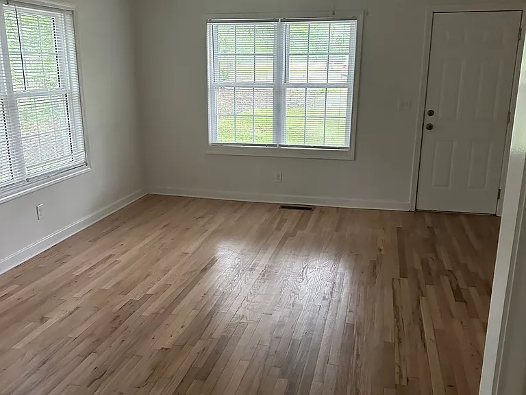 706 E Pinetree Blvd — Photo 3