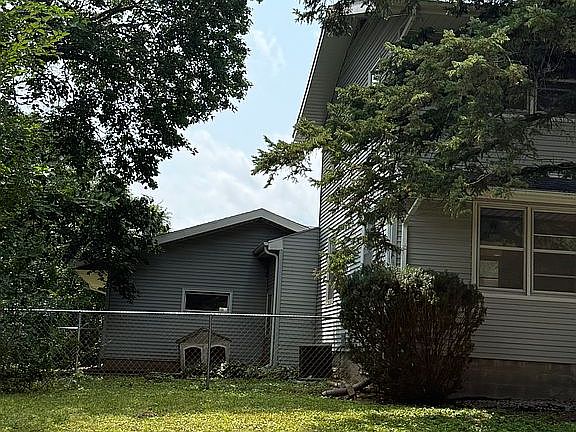 4th image of 302 Adams St
