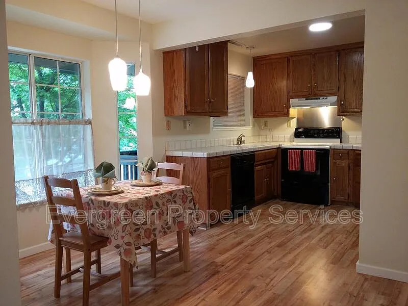 3 bed, 2.0 bath, 1572 sqft, $2,100 — Photo 2