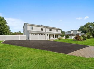 35 Thomas St, Coram, NY 11727