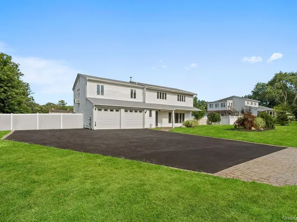 35 Thomas Street, Coram, NY 11727