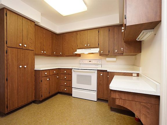 5th image of 8733 Woodview Dr