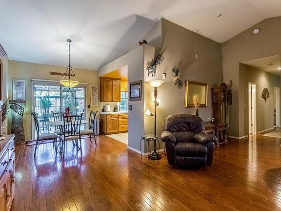 4th image of 438 S Creek Dr
