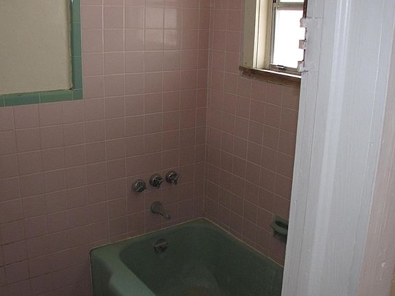 4th image of 920 NW 6th Ave