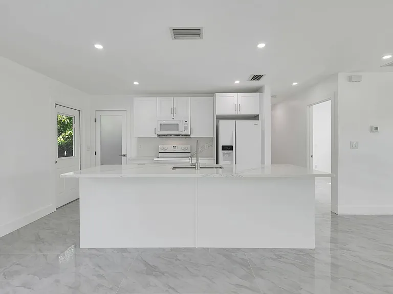 939 Bluebird St — Photo 3