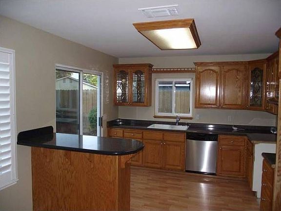 3rd image of 5708 Glencoe Ct