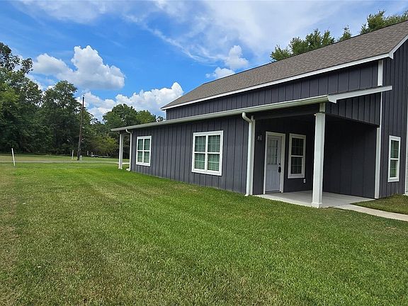 3rd image of 431 Old Post Rd S