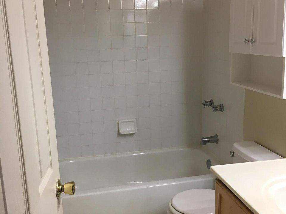 2nd upstairs bath